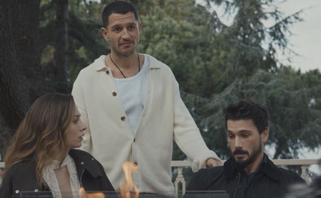 Final sahnelerinde bir kad�n karakterin �lerek hikayeye veda edece�i aktar�l�rken, izleyciler ise karakterin, Ekin Aksoy'un canland�rd��� P�nar oldu�u tahmininde bulundu.