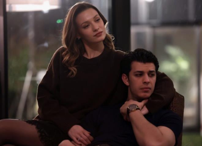 Kulislerde, Deniz Can Akta�'�n partner olarak S�meyye Aydo�an'� tercih etti�i s�ylentisi dola�sa da bu konu hakk�nda bir a��klama yap�lmad�.