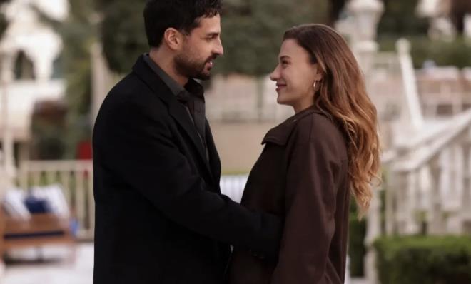 KR�Z �DD�ALARI YA�ANMI�TI<br>  <p>�ddialara g�re, Devrim �zkan, Deniz Can Akta� ile olan foto�raflar�n� Instagram hesab�ndan kald�rd�. Ard�ndan S�meyye Aydo�an, ayn� oyuncuyla foto�raf payla�arak dikkat �ekti. Bu geli�meler, izleyiciler ve medya taraf�ndan olas� bir ba�rol rekabeti olarak yorumland�.</p>