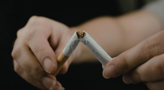 <p><span><strong>3. S�GARA VE ALKOLDEN UZAK DURMAK �NEML�</strong></span></p>    <p><strong>Sigara ve alkol�n zararlar�na dikkat �eken Brooks, "Hi�bir zaman ba��ml� olmayan ya da k�t� al��kanl�klar�n� b�rakan ki�iler daha sa�l�kl� ve mutlu oluyor" de�erlendirmesinde bulunuyor.</strong></p>