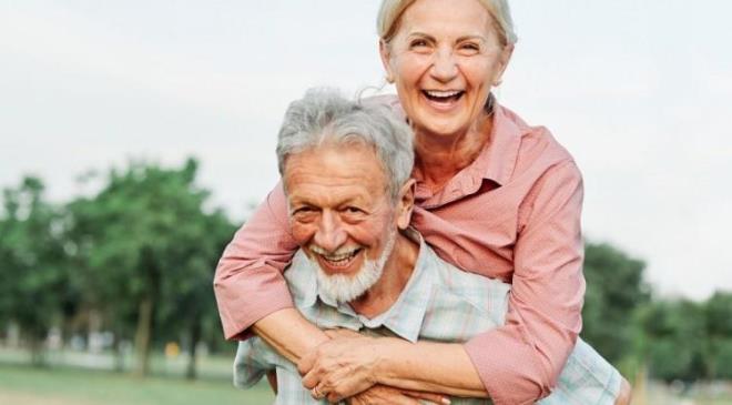 <span><strong>Dr. Rhonda Patrick'in FoundMyFitness podcast'inde konu�an Davran�� bilimci Arthur Brooks, uzun ve mutlu bir ya�am s�ren ki�ilerin g�nl�k al��kanl�klar�nda �nem verdi�i baz� al��kanl�klara dikkat �ekti. Harvard �niversitesi taraf�ndan y�r�t�len Yeti�kin Geli�im �al��mas� verilerini i�aret eden Brooks, bu al��kanl�klar� 6 maddede s�ralad�. ��te, o maddeler...</strong></span>