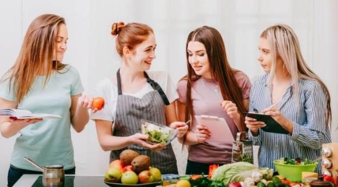 <p><span style="color:#FF0000"><strong>1. DO�RU BESLENME</strong></span></p>    <p><strong>Sa�l�kl� porsiyonlar ve d�zenli beslenme, hem fiziksel hem de zihinsel sa�l��� aktif bir �ekilde etkiliyor. Zengin i�erikli besinler ve doyurucu tabaklar, uzun ve sa�l�kl� �mr�n ilk ad�m�n� olu�turuyor.</strong></p>