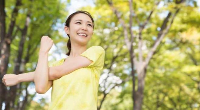 <p><span style="color:#FF0000"><strong>2. D�ZENL� EGZERS�Z</strong></span></p>    <p><strong>Brooks'a g�re orta d�zeyde ve d�zenli hareket etmek, hem beden i�in faydal� hem de mutluluk seviyesini art�r�yor.</strong></p>