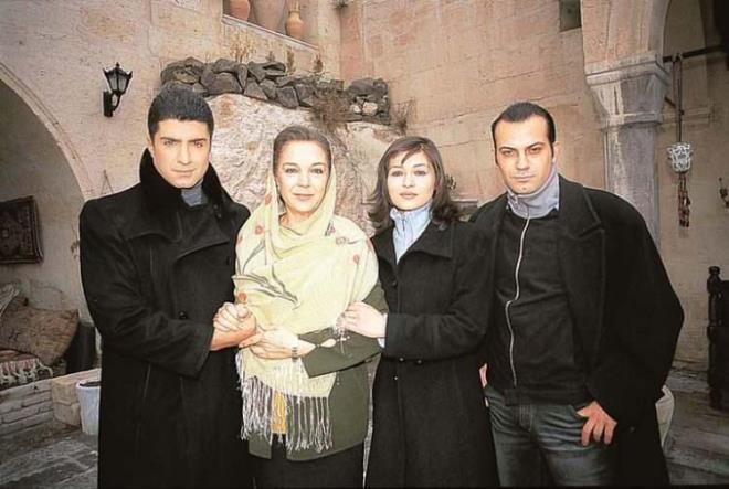 <strong>T�rk televizyon tarihinin unutulmaz yap�mlar�ndan biri olan Asmal� Konak dizisi ile tan�nan ve dizide "Zeli�" karakterine hayat veren Naz Temel, y�llar sonra kariyerinde yapt��� radikal de�i�iklikle yeniden g�ndeme geldi.</strong>