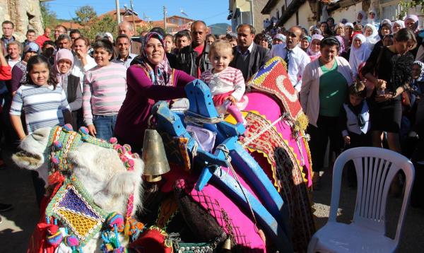 Tavas ilesi Nikfer beldesinde, nianlsna unutulmaz bir dn gn yaatmay amalayan damat, gelin arabas yerine gelini deve ile almaya gitti.