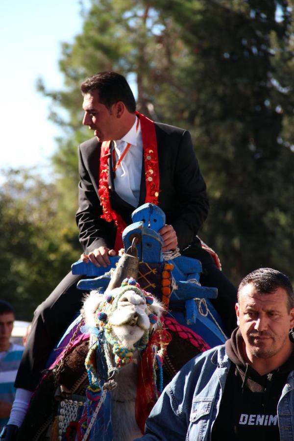 Gelin Hatice Kaplan ise dnnn farkl ve zel olduunu dndn dile getirerek, "Eime bu farkl srprizi iin ok teekkr ediyorum. Hayatm boyunca unutamayacam bir hatra oldu. Gelin arabamn bir deve olacan syleseler inanmazdm" dedi.