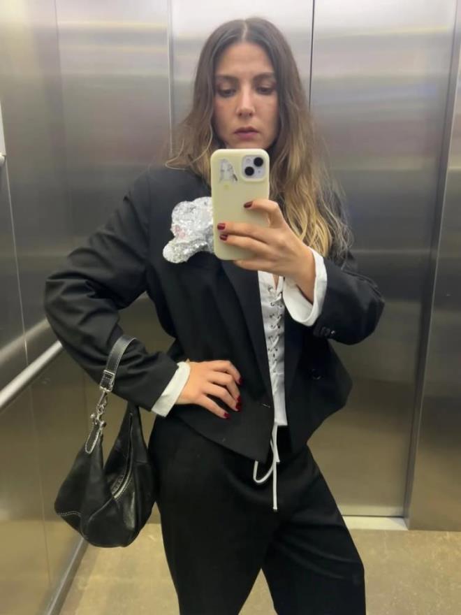 <span><strong>ZAYIFLAMA ��NES� �DD�ALARINA YANIT VERD�</strong></span>  <strong>Zay�flama i�neleri iddialar�na da yan�t veren g�zel oyuncu,<span><em> "Ben gerek duymad�m. ��nelik bir seviyede de�ildim."</em></span> diyerek bu iddialar�n tamamen as�ls�z oldu�unu da ekledi.</strong>