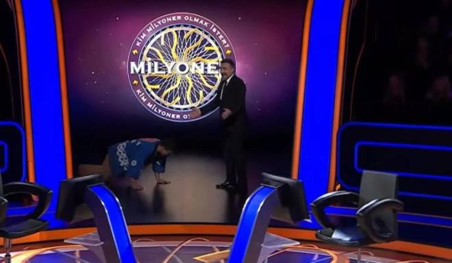 <p><strong>SAYGISINI G�STERMEK ���N YERE KAPANDI</strong></p>    <p>T�rkiye'ye duydu�u ilgiyi dile getiren Kohei Muranaga, yar��ma s�ras�nda sayg� ifadesi olarak aniden yere y�z�st� uzand�. Geleneksel bir davran�� oldu�unu belirten yar��mac�, <span style="color:#B22222">"</span><strong><span style="color:#B22222">Size sayg�m� g�stermeme izin verin. 2 dakika b�yle duray�m"</span>&nbsp;</strong>s�zleriyle kendini ifade etti.&nbsp;</p>