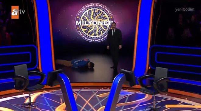 Kim Milyoner Olmak �ster program�n�n d�n yay�nlanan b�l�m�ne kat�l�mc� Kohei Muranaga'n�n st�dyoda sergiledi�i s�ra d��� davran��lar programa damga vurdu.&nbsp;