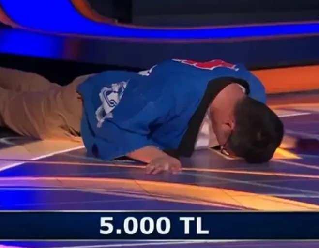 Yar��madan ayr�l�rken yapt��� a��klamada paradan �ok bu deneyimin kendisi i�in de�erli oldu�unu vurgulayan Muranaga, "<span style="color:#B22222"><strong>Sizinle tan��mak benim i�in daha b�y�k bir �d�l""</strong></span>diyerek vedas�nda da yere uzand�.