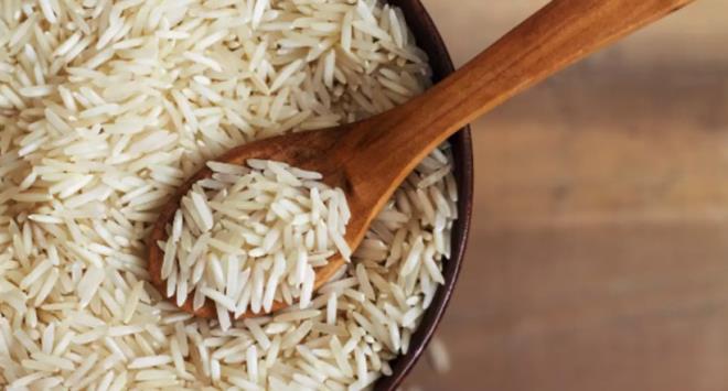 <p><strong>SAKIN YEMEY�N: S�Z� ZEH�RL�YOR! 4 BEL�RT� VARSA HEMEN ��PE ATIN</strong></p>  <p>�zellikle pi�mi� pirin� uygun �ekilde so�utulup saklanmazsa, bu bakteriler h�zla �o�alarak g�da zehirlenmesine neden olabilir. Bu y�zden baz� belirtiler g�r�ld���nde pirinci kesinlikle t�ketmemek gerekir.</p>