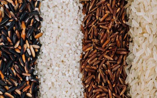 Her g�n t�ketti�imiz pirin�, asl�nda g�r�nd��� kadar masum olmayabilir. Yanl�� muhafaza edilen veya bayatlayan pirin�te �reyen bakteriler, hastanelik edecek kadar a��r sonu�lar do�urabiliyor. Peki, t�ketti�iniz pirincin sizi zehirledi�ini nas�l anlars�n�z? Kokusu, rengi ve dokusuyla alarm veren o detaylar� bir araya getirdik. ��te bu 4 belirti varsa, pirinci tencereye de�il do�rudan ��pe g�nderin.