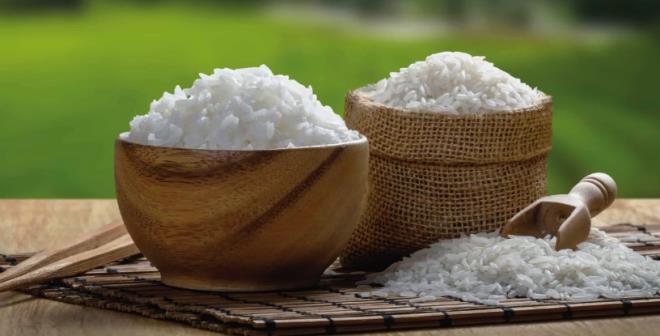 �i� pirin�te ise farkl� belirtiler �ne ��kar. Ek�i veya k�f kokusu, nemli ve ya�l� bir his ya da sararma (�zellikle kahverengi pirin�te) bozulmaya i�aret eder. Ayr�ca ambalajda delikler, beyaz tozlanma veya b�ceklenme g�r�lmesi de pirincin art�k kullan�lmamas� gerekti�ini a��k�a ortaya koyar.