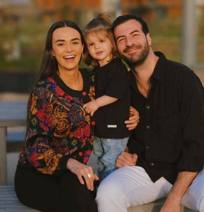 "AHMET'� YAKINDAN �ZLED�M"<br><strong>�nl� oyuncu, dizide Ahmet Kural'�n kad�n versiyonunu canland�raca�� i�in e�itimini ald�ktan sonra Kural'� yak�ndan izleyip g�zlemledi�ini ve bunun i�ini hem kolay hem de zor k�ld���n� ifade etti.</strong>