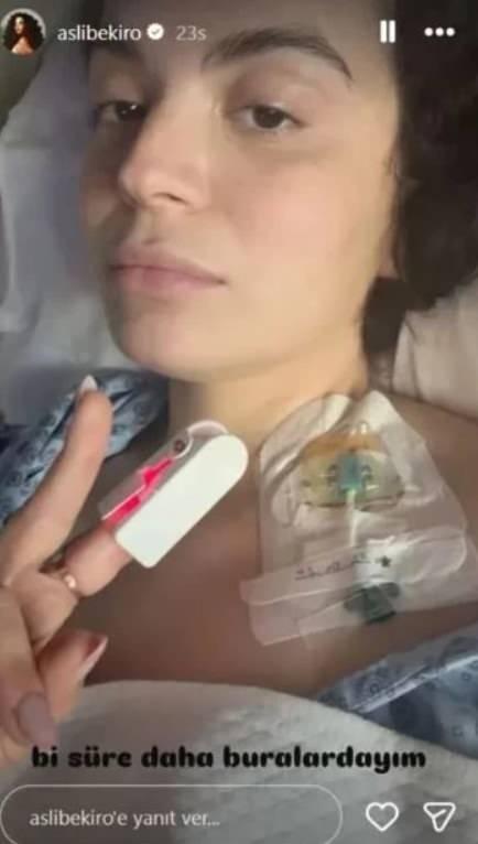 HASTANE ODASINDAN PAYLA�IM&nbsp;<br>  Tedavisi devam eden oyuncu, hastane odas�ndan bir karesini daha yay�nlad�. Ameliyat s�recinin devam edece�ini belirten Asl� Bekiro�lu, "Bitmiyor, bir s�re daha buralarday�m" ifadelerini kulland�.