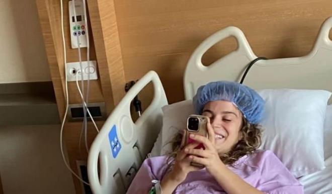 <p>'BA�IRSAKLARIMI&nbsp; KEST�LER' DEM��T�</p>    <p>�nl� oyuncu ya�ad��� talihsiz olay� �u s�zlerle ifade etti:</p>    <p>"Rahmimden miyom ald�rmaya gittim. Rahmimden miyom al�rlarken yanl��l�kla ba��rsa��m� kestiler, 7 santim kadar. Bir hafta sonra bir daha ameliyata girdim ba��rsa��m� kestikleri i�in. ��nk� arada diktiler, sonra arada bir s�z�nt� olmu� bir �ey olmu� falan." dedi.</p>