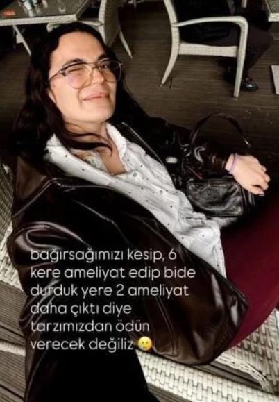 Ard�ndan yapt��� bir ba�ka payla��mda ise ya�ad��� s�rece ra�men moralini korudu�unu vurgulayan oyuncu, "Ba��rsa��m�z� kestiler, alt� ameliyat ge�irdik; �st�ne iki operasyon daha ��kt� diye tarz�m�zdan vazge�ecek de�iliz" s�zleriyle dikkat �ekti.&nbsp;