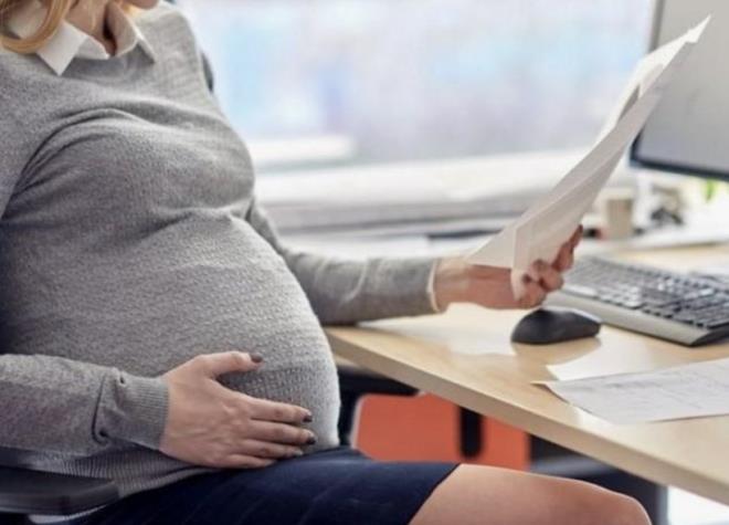 �STERSE �ALI�MAYA DEVAM EDEB�L�R<br>  D�zenlemeye g�re, kad�n memura do�umdan �nce 8, do�umdan sonra 16 hafta olmak �zere toplam 24 hafta s�reyle anal�k izni verilecek. Ancak beklenen do�um tarihinden 8 hafta �ncesine kadar sa�l�k durumunun �al��maya uygun oldu�unu tabip raporuyla belgeleyen kad�n memur, iste�i halinde do�umdan �nceki 2 haftaya kadar kurumunda �al��abilecek.