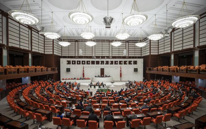 Sosyal Hizmetler Kanunu ve Baz� Kanunlarda De�i�iklik Yap�lmas� Hakk�nda Kanun Teklifi, TBMM Sa�l�k, Aile, �al��ma ve Sosyal ��ler Komisyonu'nda kabul edildi. Buna g�re, kad�n �al��anlar�n do�um sonras� �cretli izin s�resi 8 haftadan 16 haftaya, toplam s�re ise 24 haftaya ��kar�ld�. Babalar�n do�um izni ise 10 g�ne y�kseltildi.