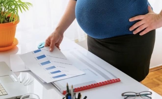 <span>1 HAFTA ARTIRAB�LECEK</span><br>Ayr�ca, sa�l�k durumunun �al��maya uygun oldu�unu tabip raporuyla belgeleyen kad�n memurun, iste�i halinde do�umdan �nceki izin s�resinden do�um sonras�na aktarabilece�i s�re bir hafta art�r�lacak.