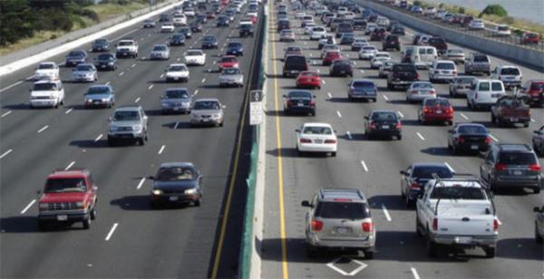 <p><b>1 ARALIK'TA TRAFE IKACAKLAR DKKAT</b></p>    1 Aralk-1 Nisan arasnda k lastii olmayan yk ve yolcu tayan ticari aralarn yola kmasna msaade edilmeyecek. Uyary, Ulatrma Bakan Binali Yldrm yapt.