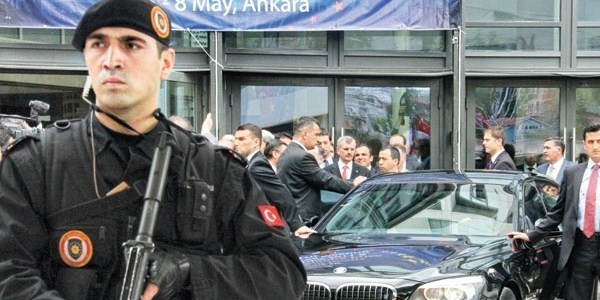 <p>Bakanlk korumalarna &#8216;test kriteri&#8217; geldi. Kadn korumalar en az 1.70, erkekler     ise 1.85 cm olacak. 40 yandan bykler grev yapamayacak. <a href="http://www.memurlar.net/haber/414350/" target="_blank">Tklaynz</a>.</p>