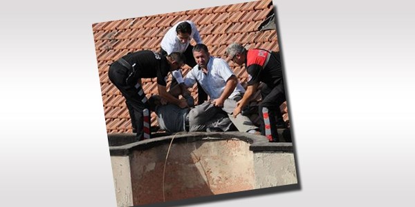 Manisa'da, 12 Eyll'de 36 yandaki M.., sevgilisinin evlenme teklifini kabul etmemesi zerine 7 katl bir binann atsna kt. Durumu haber alan ikisi sivil 4' niformal 6 polis olay yerine gitti. Polislerden bazlar apkalarn otomobile brakt, bazlar da atya karken dmesin diye kemerine takt. 30 dakika atda M..'yi ikna etmeye alan polisler, atlamak zere hamle yapan genci son anda tutmay baard. atdan aa zorlukla indirilen M.. karakola gtrld. M..'yi kurtaran polis memurlar geen hafta kendilerine gelen sar zarflar anca aknlk yaad. Polislere hayat kurtarma olaynda, apkasz olduklar gerekesiyle soruturma ald ve uyar cezas verildii yazyordu.  (17 Ekim)