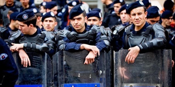 <p>Anayasa Mahkemesi hizmet sresi tamamlanmadan istifa eden ya da grevinden     uzaklatrlan polislerin tazminat demesini iptal etti. <a href="http://www.memurlar.net/haber/413904/" target="_blank">Tklaynz</a>.   </p>