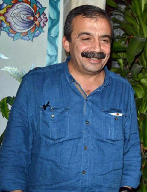 <p><b>SIRRI SREYYA SONUNDA AIKLADI</b></p>    stanbul Bykehir Belediyesi bakanl iin ad geen isimlerden BDP'li Srr Sreyya nder, Birgn Yazar Doan Tl' telefonla arayarak, "stanbul'dan adaym. Sakn ola ki CHP oylarm blmesin" dedi.