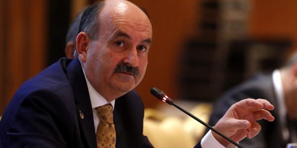 <p>Salk Bakan Mehmet Mezzinolu &quot;nmzdeki yldan itibaren salk meslek     liselerine kaydolacak evlatlarmz buradan hemire olarak mezun olmayacaklar.     Hemire yardmcs, ebe yardmcs olabilecek&quot; dedi. <a href="http://www.memurlar.net/haber/413877/" target="_blank">Tklaynz</a>.     (12 Ekim)</p>