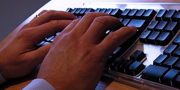 <p>AK Parti Genel Bakan Yardmcs Ekrem Erdem, kamu kurum ve kurulularnda     <b>F klavyenin yaygnlamasna</b> ynelik bir genelge zerinde alldn     bildirdi. <a href="http://www.memurlar.net/haber/416037/" target="_blank">Tklaynz</a>.   </p>