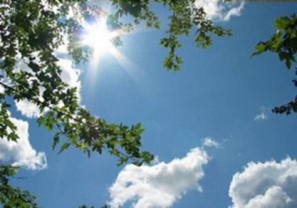 <p><b>HAVALAR YENDEN ISINIYOR</b></p>    Marmara'da nmzdeki gnlerde hava gneli, scaklklar nce 20 derece, Pazartesi'den itibaren ise 25 dereceye doru ykselecek.  Anadolu'da yalar kesiliyor ama hava 1 gn daha souk, scaklk 15 dereceyi gemiyor, gece de ayaz var. Daha lk hava ise Pazartesi gn gelecek.