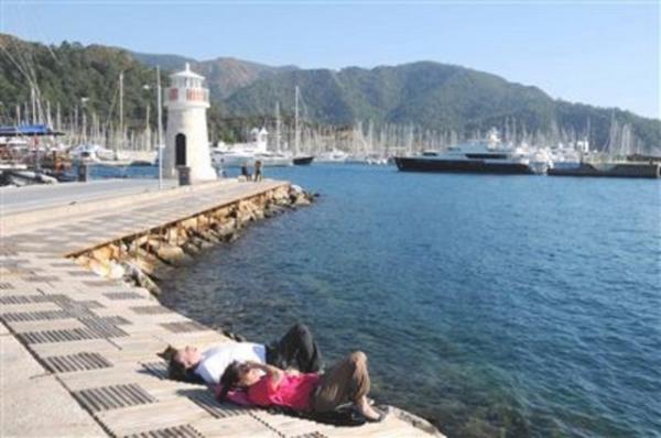 Ege gneli, Pazar gn hava Cumartesi'den 3 derece daha yksek, Mula 21, Ktahya 16 derece. Pazartesi hava daha da lk olacak.