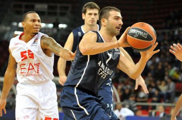 <p><b>AVRUPA'YA DAMGA VURDUK</b></p>    Basketbol THY Avrupa Ligi'nde 2013-2014 sezonunun gruplarda ilk malarnda Trk takmlar sahadan galibiyetle ayrld. Sonular: Montepaschi Siena - Galatasaray Liv Hospital: 75-84. Budivelnik Kiev - Fenerbahe lker: 84-102. Anadolu Efes - EA7 Emporio Armani: 87-67