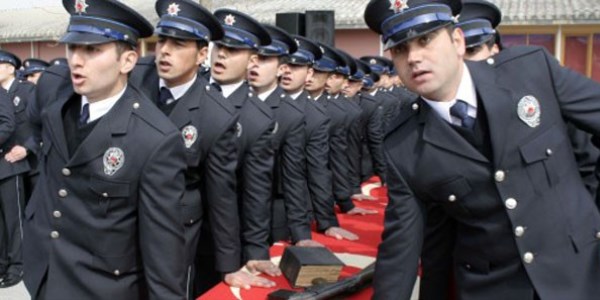 <p>Polis Meslek Eitim Merkezleri&#8217;ne (POMEM) alnacak 3 bin 170 erkek ile 130     kadn polis kontenjan iin niversite mezunu 38 bin aday 29 snav merkezinde     birbiriyle yaracak. <a href="http://www.memurlar.net/haber/414834/" target="_blank">Tklaynz</a>.   </p>