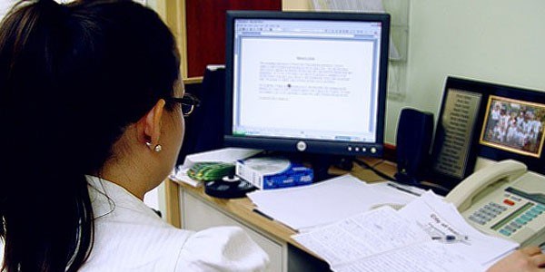 <p>niversiteler ve belediyelerde szlemeli olarak alrken memurlua atananlar,     5 yl nakil yasann esnetilmesi iin TBMM Dileke Komisonu'na bavuru yapyor.     <a href="http://www.memurlar.net/haber/416032/" target="_blank">Tklaynz</a>.   </p>