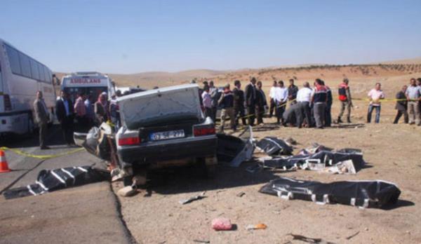 <p><b>YNE ONLARCA 'KURBAN' VERDK</b></p>    Kurban Bayram'nda 9 gnlk tatili bulunduklar yerlerin dnda geirmek isteyenler yollara derken, yetkililerin tm uyarlarna ve alnan nlemlere karn trafik kazalaryla yollar yine kan glne dnd. Uzun bayram tatili henz bitmeden 8 gnde meydana gelen kazalarda 115 kii ld, 637 kii yaraland.