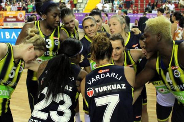 <p><b>KUPA FENERBAHE'NN</b></p>    21. Kadnlar Cumhurbakanl Basketbol Kupas'nda Fenerbahe, Galatasaray Odeabank' 63-53 yenerek kupann sahibi oldu. 29. Erkekler Cumhurbakanl Basketbol Kupas'n da Galatasaray Liv Hospital' 64-62 yenen Fenerbahe lker kazanmt.