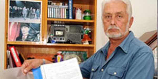 <p>Antalya'da bir kirac, apartman ve sitelerde toplanan aidatlarda evsahiplerinin     demesi gereken kalemlerin kanunlara aykr bir ekilde kiraclardan alnd     iddiasyla dava at. <a href="http://www.memurlar.net/haber/414879/" target="_blank">Tklaynz</a>.</p>