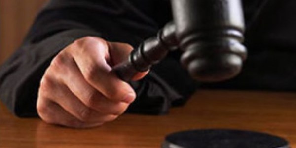 <p>Okul-Aile Birlii ilerinden dolay okul idarecileri ile retmenlerin 4483     sayl kanun kapsamnda yarglanamayacana dair Eskiehir Blge dare Mahkemesi     karar. <a href="http://www.memurlar.net/haber/415990/" target="_blank">Tklaynz</a>.</p>