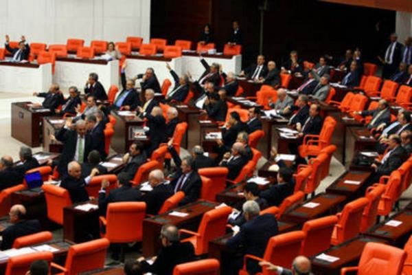 <p><b>TBMM'DE BU HAFTA</b></p>    Meclis Bakan Cemil iek, AK Parti, CHP, MHP ve BDP grup bakanvekilleriyle tzk konusunu grmek zere 23 Ekim aramba gn kahvaltda bir araya gelecek. AK Parti ise anayasa konusunda partilerin kapsn alacak.