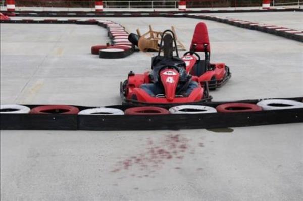<p><b>BR GO-KART FACASI DAHA</b></p>    Mardin'in Nusaybin lesi'nde Go-Kart oyun arabasna binen bir kii, hzla oyun park duvarna arpnca arabadaki demir cisimlerden biri karnna sapland. Kaza sonucu barsaklar delinen 15 yandaki gen, ameliyata alnd.