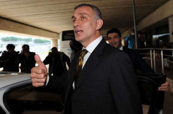 <p><b>HACIOSMANOLU'NA NDRM</b></p>    Trabzonspor Bakan brahim Hacosmanolu'nun ald 30 gnlk hak mahrumiyeti cezasnn 20 gne indirildii akland. TFF'den yaplan aklamada, kurulun, sportmenlie aykr aklamalarda bulunduu gerekesiyle PFDK tarafndan brahim Hacosmanolu'na verilen 30 gn hak mahrumiyeti cezasn 20 gne indirdii bildirildi.