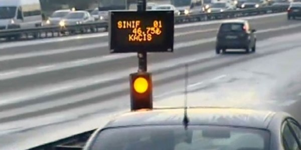 <p>Saytay, Karayollar Genel Mdrl'nn, otoyol ve kprlerde meydana gelen     kaak geiler sonucu 371 milyon liralk tahakkuk yaptn ancak bunun tahsil     edilip edilmediinin kurumca kendilerine bildirilmediini raporlatrd. Detayl     bilgi iin <a href="http://www.memurlar.net/haber/413782/" target="_blank">tklaynz</a>.   </p>