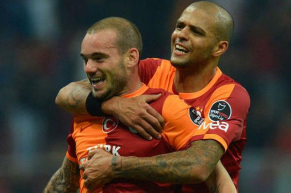 <p><b>WESLEY SNPER</b></p>    Sper Lig'in 8. haftasnda Galatasaray, sahasnda Karabkspor'u 2-1 yenip nefes ald. Roberto Mancini ile ilk galibiyetini alan Cimbom'da 2 gol atan Wesley Sneijder, akamn kahraman oldu. Puygrenier'in 56'da atlmasyla 10 kii kalan Karabkspor'un goln Akpala kaydetti. Galatasaray tam 2 ay sonra sahasnda galibiyet ald. Cimbom en son 19 Austos'ta Gaziantepspor'u 2-1 yenmiti.