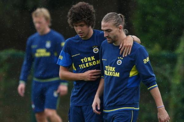 <p><b>FENERBAHE'DE OPERASYON</b></p>    Fenerbahe ynetimi bir yandan kongreye hazrlanrken dier yandanda takmla ilgili almalarn srdryor. Fenerbahe ynetimi, Salih Uan'n szlemesine "20 milyon Euro getirirse gider" maddesi koydurdu. Ayrca bayram sonrasnda ise Caner Erkin'in creti de artrlacak.