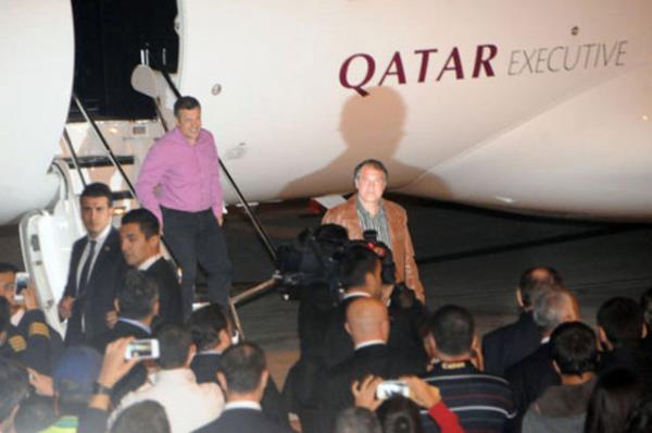 <p><b>PLOTLAR EVNE DND</b></p>    Lbnan'da 9 Austos'ta karlan Trk Hava Yollar pilotlar, serbest braklarak stanbul'a getirildi. Pilotlar havaalannda Babakan Tayyip Erdoan ve yaknlar karlad. iddet grmediklerini ve umutlarn hibir zaman kaybetmediklerini syleyen pilotlar, "Vatan topra gibisi yok" dediler.