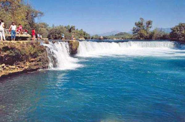 Akdeniz'de bulutlar Pazar gn tamamyla dalyor, rzgar yeniden lk esmeye balayacak, scaklk Antalya'da 25 derece.