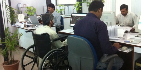 <p>Trkiye  Kurumu (KUR), Dou Anadolu Blgesi'nde faaliyet gsteren ve engelli     ii altrma ykmlln yerine getirmeyen <b>biri kamuya ait </b>6 i     yerine 145 bin lira idari para cezas verdi. <a href="http://www.memurlar.net/haber/414044/" target="_blank">Tklaynz</a>. (13 Ekim)</p>