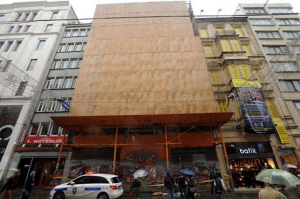 <p><b>STKLAL'DE FEC OLAY</b></p>    Beyolu stiklal Caddesi'nde restore edilen 6 katl binann 1'inci katndan aaya ta dt. Den ta yolda yryen smail Keskin'in (57) bana isabet etti. Bir anda yere ylan Keskin, kafasndan yaraland. Olay yerine gelen salk ekipleri, kafasndan yaralanan vatandaa mdahale etti. Mdahale esnasnda kimlii zerinde olmayan vatanda, polis ekiplerinin kimliini sormas zerine isminin smail Keskin olduunu syledi. Daha sonra olay yerine ok sayda polis ve olay yeri inceleme ekipleri geldi. ili Etfal Hastanesi'ne kaldrlan smail Keskin'in salk durumunun ar olduu renildi.